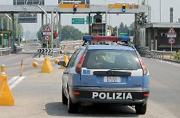 Schianto e caos dentro e fuori l'autostrada