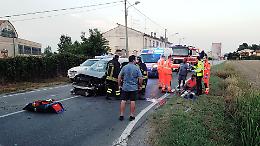 Auto esce di strada, quattro feriti