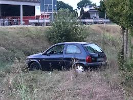 Vola con l'auto fuori strada, ferito 54enne