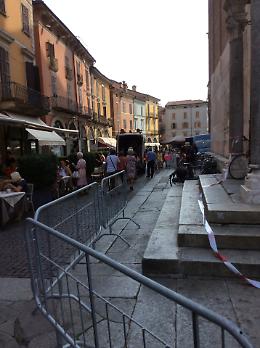 Caduta di calcinacci dal duomo, passante colpita di striscio