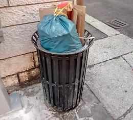 Rifiuti indifferenziati nei cestini, nove persone multate