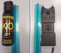 In auto taser e spray al peperoncino, denunciato