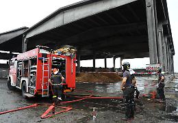 Incendio in cascina, rotoballe bruciate