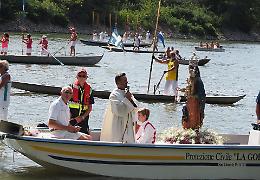 Folla per la Madonna sul fiume