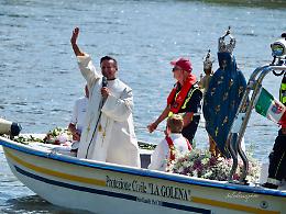 FOTO Folla per la Madonna sul fiume