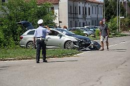 Migliaro, auto contro moto: ferito un 16enne