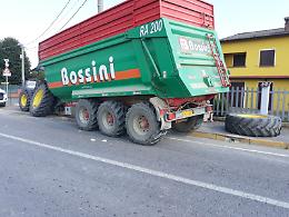 FOTO Trattore perde una ruota e si schianta contro un cancello
