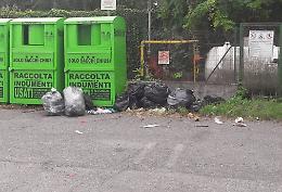Rifiuti abbandonati in via Macello, la denuncia di Linea Gestioni e Comune