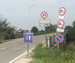 Ponte di Isola Serafini, rubati  cartelli e pile dei semafori