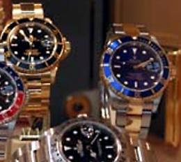 La domestica ruba orologi e oro dalla cassa forte di un anziano, denunciata