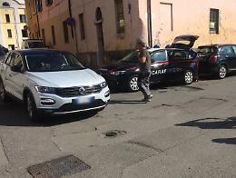 Investe con l'auto il presunto stupratore della moglie