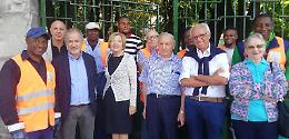 Scuola Stradivari, cancellata riverniciata: volontari e migranti insieme al Cremona 5