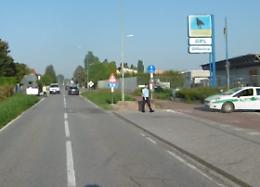Motociclista finisce contro un autocarro, 63enne in ospedale