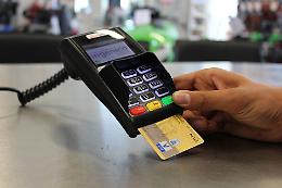 Ruba un portafoglio e usa il bancomat, 18enne denunciato