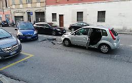 Inversione di marcia senza dare la precedenza, scontro tra auto in via Ghisleri