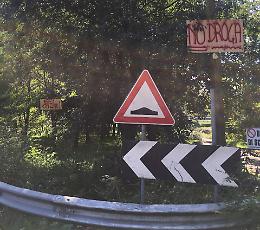 Cartelli anti-spaccio: "Andate via, vi controlliamo"