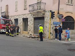 Autoarticolato sbaglia manovra e abbatte un balcone