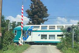 Passaggio a livello di Pellegra: sbarre su, ma il treno passa