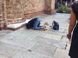 Musulmano in preghiera sul sagrato del duomo, polemiche