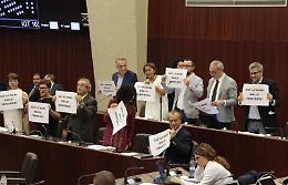 Pirellone, cartelli e protesta del Pd