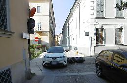 Motorino non  rispetta una precedenza e si scontra contro un'auto