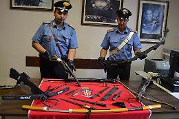 In casa fucile a canne mozze e armi bianche, arrestato 44enne