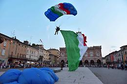 FOTO - Per Rossano scende dal cielo un maxi tricolore