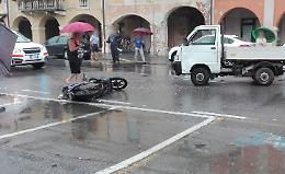 Scontro in piazza tra scooter e autocarro, due in ospedale