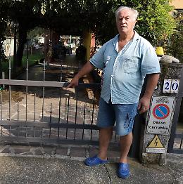 Gli rubano il suo giovane cane dal giardino di casa