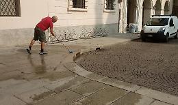 Piazza Duomo, dopo Vini & Sapori porfido imbrattato dall'olio