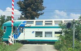 Sbarre su, il treno passa. «Salvata dal fischio del locomotore»