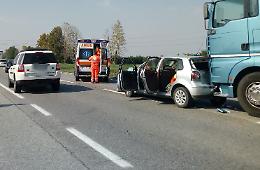 Scontro  auto-camion sulla Paullese, due feriti e traffico in tilt