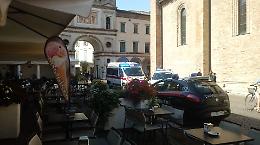 Ubriaco al bar, importuna clienti e cameriere: carabinieri e ambulanza in piazza Duomo