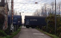 Sbarre alzate: «La precedenza è dei treni»