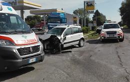 Impatto tra due auto e un tir sulla via Milano, 4 feriti