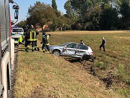 Auto contro camion, lievi ferite per una donna