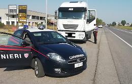 Nascosti nel cassone di un tir, denunciati quattro clandestini