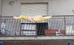 Zaist, il lenzuolo appeso ancora sul balcone del delitto