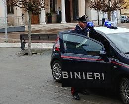 Famiglia a cena, faccia a faccia con il ladro in salotto