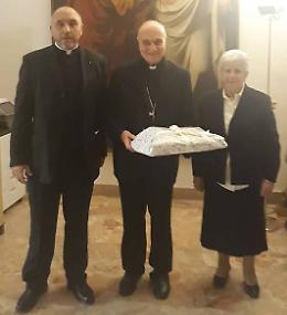 Una tovaglia in dono al Papa per l'altare di San Pietro