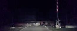 Allarme, ancora sbarre alzate al passaggio a livello