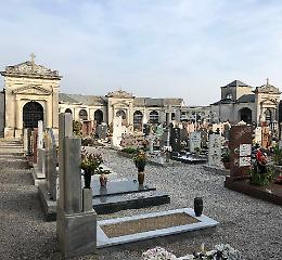 Tombe e degrado, Ferrari: «L'ordinanza rispetta il regolamento comunale»