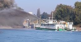 Draga in azione per liberare il porto-canale