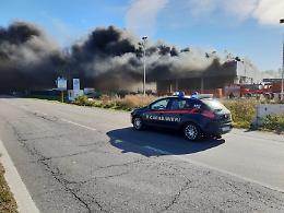 A fuoco un capannone sulla Castelleonese