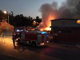 Nube nera, bruciano i rifiuti in via san Rocco