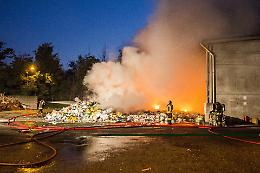 GALLERY - Nube nera, bruciano i rifiuti in via san Rocco