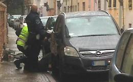 Ubriaco aggredisce i vigili, parapiglia  in pieno centro

