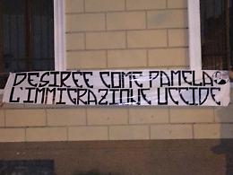 Striscione razzista sulla Casa dell'Accoglienza