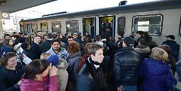 Soppressioni e bus al posto dei treni. Pendolari sulle barricate