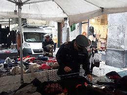 Vigili, blitz al mercato: sequestrati 924 abiti con etichette fasulle